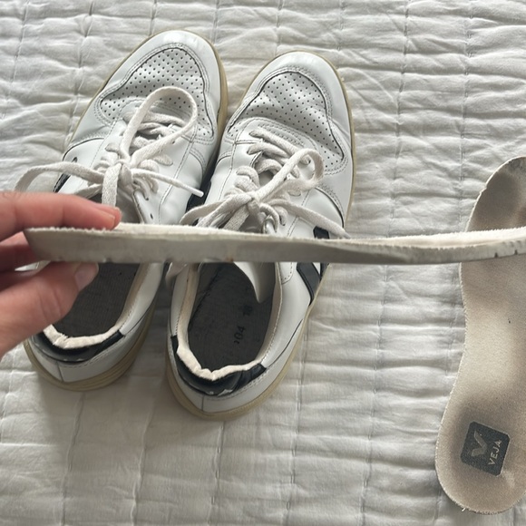 Veja Size 7 Black & White - Picture 9 of 10